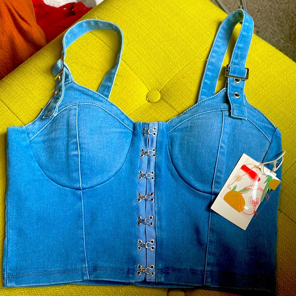 I wanna sale this crop top it’s brand new never been used .